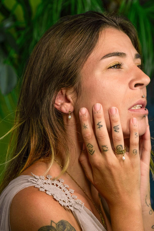 Adjustable stainless steel ring with a plant motif, cultured pearl or mother-of-pearl