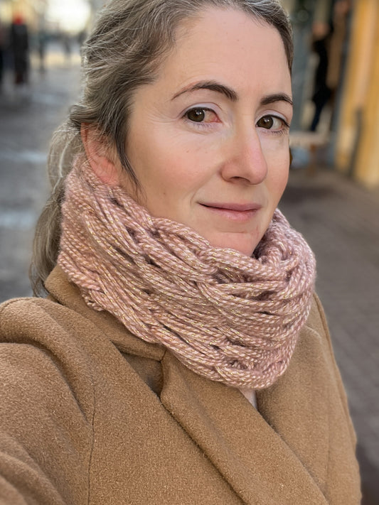 Snood Rose clair extra doux avec fils métallisés dorés