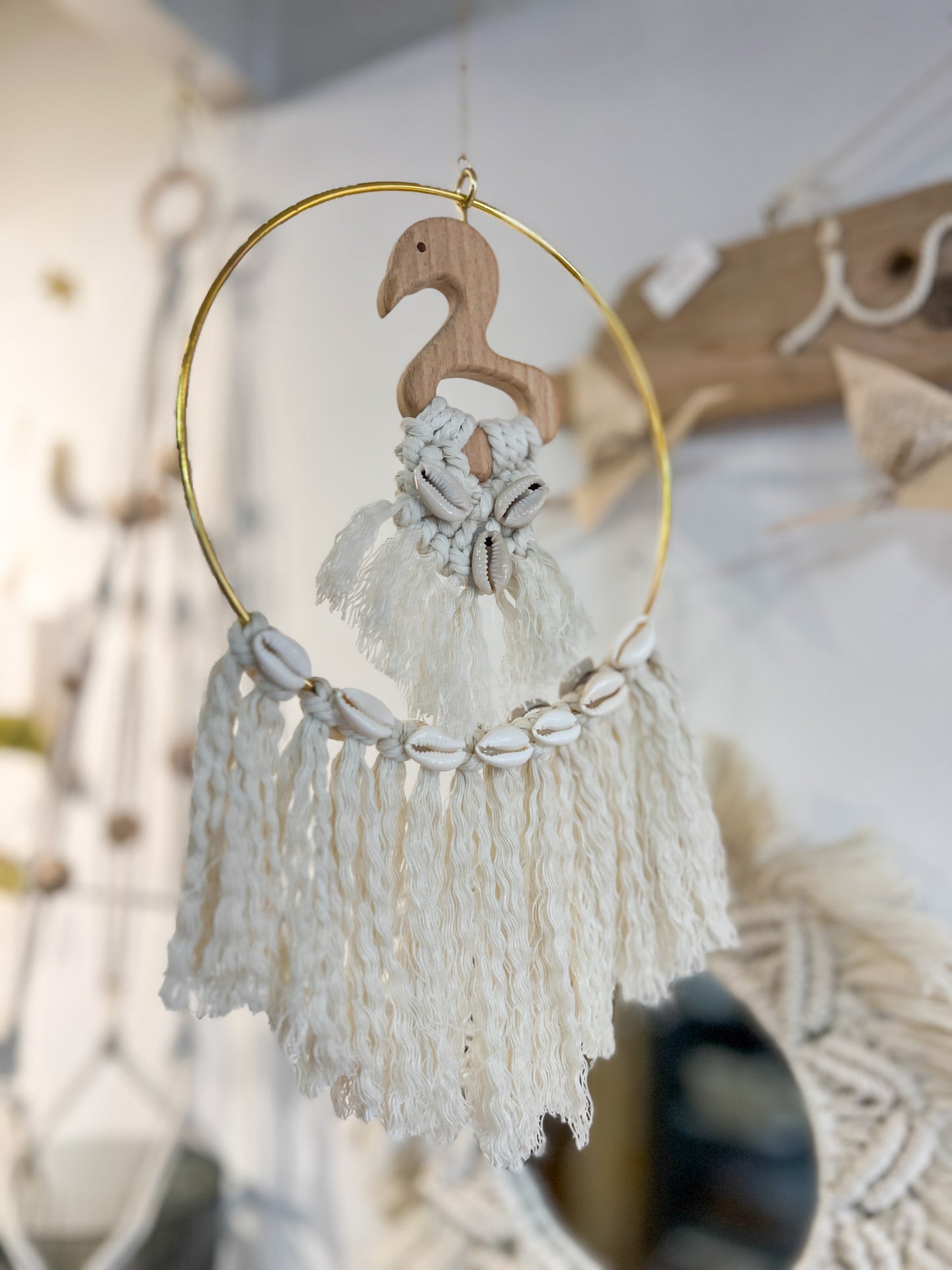 Suspension Flamant Rose Bois Macramé et Cauris